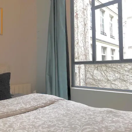 Apartment Bright And Airy In Moulin Rouge/montmartre *